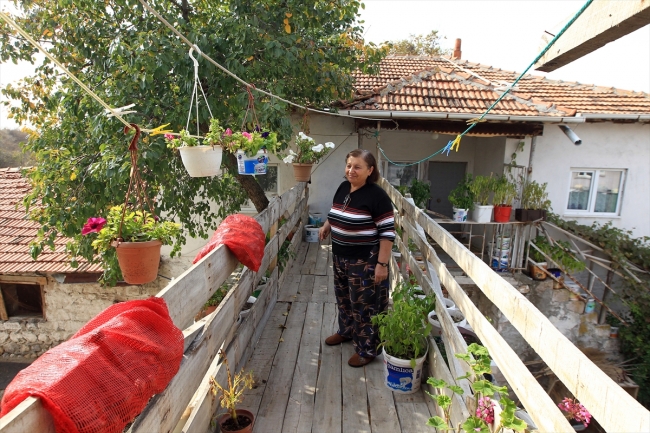 Çorum'da iki ev arasına ahşap köprü yaptırdılar